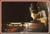 On the night of 12th October Swamishri inaugurated and observed the Vedic musical fountain at the Yagnapurush Kund 