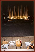 On the night of 12th October Swamishri inaugurated and observed the Vedic musical fountain at the Yagnapurush Kund 