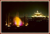 On the night of 12th October Swamishri inaugurated and observed the Vedic musical fountain at the Yagnapurush Kund 