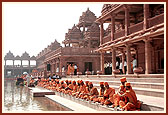 Swamishri and sadhus perform the sanctification rituals of Narayan Sarovar 