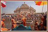 Swamishri arrives for the sanctification ceremony of Narayan Sarovar