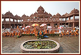 Swamishri and sadhus perform the sanctification rituals of Narayan Sarovar 