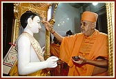 Performs pujan of Shri Ghanshyam Maharaj