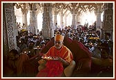 Performs the murti-pratishtha arti of Thakorji