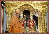 Performs arti of Shri Akshar Purushottam Maharaj