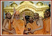 Swamishri blesses the devotees by showering rice grains