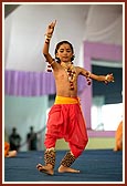 Twelve year old Shri Manoj Maharaj performs Kathak dance in Swamishri's puja 