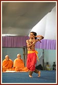 Twelve year old Shri Manoj Maharaj performs Kathak dance in Swamishri's puja 