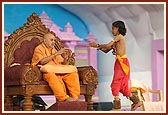 In concluding his performance Shri Manoj Maharaj offers flowers in obeisance to Swamishri
