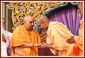 Swamishri and Pujya Nirliptanandji