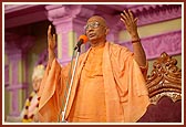 Pujya Jitatmanand Swami, Vice-President of Ramkrishna Mission, addresses the evening satsang assembly: "I have been most impressed by the new Disneyland (Sanskruti Vihar) which you have created for the Indian Vedic civilization."