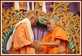 Swamishri honors Pujya Jitatmanand Swami with a shawl 