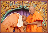 Pujya Jitatmanand Swami offers his respects to Swamishri