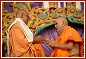 Swamishri and Pujya Jitatmanand Swami engaged in a dialogue