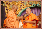 Swamishri and Pujya Jitatmanand Swami engaged in a dialogue