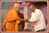 Swamishri welcomes Dr. R. Chidambaram, chief scientific adviser for Govt. of India. In his address he said, "Whether you are a scientist or otherwise, you are really impressed by the spirit of spirituality that you see in Akshardham and I myself feel tremendously invigorated by my visit here today."