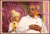 Swamishri welcomes Dr. R. Chidambaram, chief scientific adviser for Govt. of India. In his address he said, "Whether you are a scientist or otherwise, you are really impressed by the spirit of spirituality that you see in Akshardham and I myself feel tremendously invigorated by my visit here today."