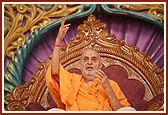 Swamishri blesses the satsang assembly