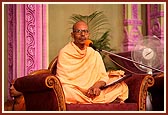 Swami Nirliptanandji, Vice-President of Divine Life Society, addresses the assembly, "Pramukh Swami Maharaj has done a great service for the entire country by conceiving this Akshardham complex." 