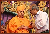 Swamishri talks with Shri Prakashchand Hinduja (industrialist)