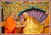 Pujya Balgangadharnathji of Bangalore honors Swamishri with a shawl