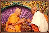 Swamishri honors Pujya Jeer Swami of Totadri with a shawl