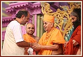 Shri Rameshbhai Oza congratulates Swamishri