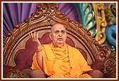 Swamishri blesses the assembly, "We should do satsang and inspire satsang in others. The more you transform others the more the transformation takes in yourself."