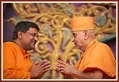 Swamishri meets Pujya Swami Nikhilanandji 