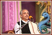 Maharaja of Jagannathpuri Gajpati Divyasingdev addresses the assembly