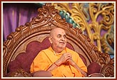 Swamishri blesses the assembly, "Everything here has been achieved through God's powers and the guru's blessings..."