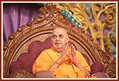 Swamishri blesses the assembly, "Everything here has been achieved through God's powers and the guru's blessings..."