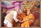 Swamishri blesses Shri Vijay Kumar Chopra