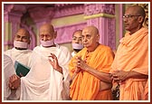 Swamishri with Pujya Acharya Mahapragnaji and Pujya Nirliptanandji