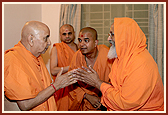 Swamishri greets Pujya Dayanand Saraswatiji