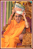 Swamishri releases 'Bhagwan Swaminarayan' published by Swaminarayan Aksharpith