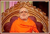 Pujya Balgangadharnathji, Head of Adi Chunchungiri Muth, Bangalore, in his blessings said, "Even when an atheist comes to Akshardham he will experience spiritual peace in his heart." 