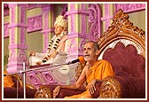Pujya Vishveshtirthji blesses the assembly, "On seeing Akshardham today I am tremendously happy and wonderstruck. It is the Akshardham of Indian culture."