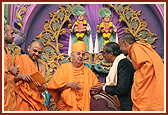 Swamishri blesses Shri Venkatpati Kutumb Shastri