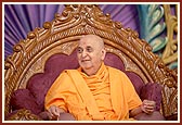 Swamishri in a happy mood in the assembly