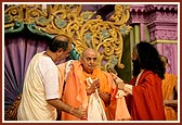 Both guests honor Swamishri with a saffron shawl