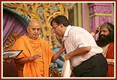 Swamishri blesses Shri Yashwantbhai Shah