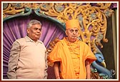 Swamishri with Shri Hridaynarayanji