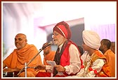 Devotee, Shri Jasbir Singh, sings a bhajan in Swamishri's puja