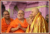 Pujya Balgangadharnathji of Bangalore honors Swamishri with a shawl