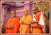 Swamishri, Pujya Jeer Swami and Pujya Balgangadharnathji 