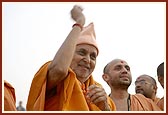 Swamishri blesses the volunteers after Thakorji's darshan at the mandir