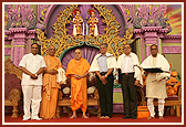 Swamishri with Pujya Jitatmanand Swami, Shri Pradipbhai Mittal - Presi. of All India Agrawal Association, (L) Shri Kiritbhai Shelat - Sec. Gov. of Gujarat, Shri Shreyasbhai Pandya, Lakshminivas Jhunjhunwala - industrialist