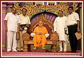 Swamishri with Shri Bharatbhai Shah (R), Shri D. Mittal (L), Shri Amarchand Gala and son