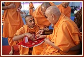 Swamishri inaugurates and sanctifies the commemorative coins